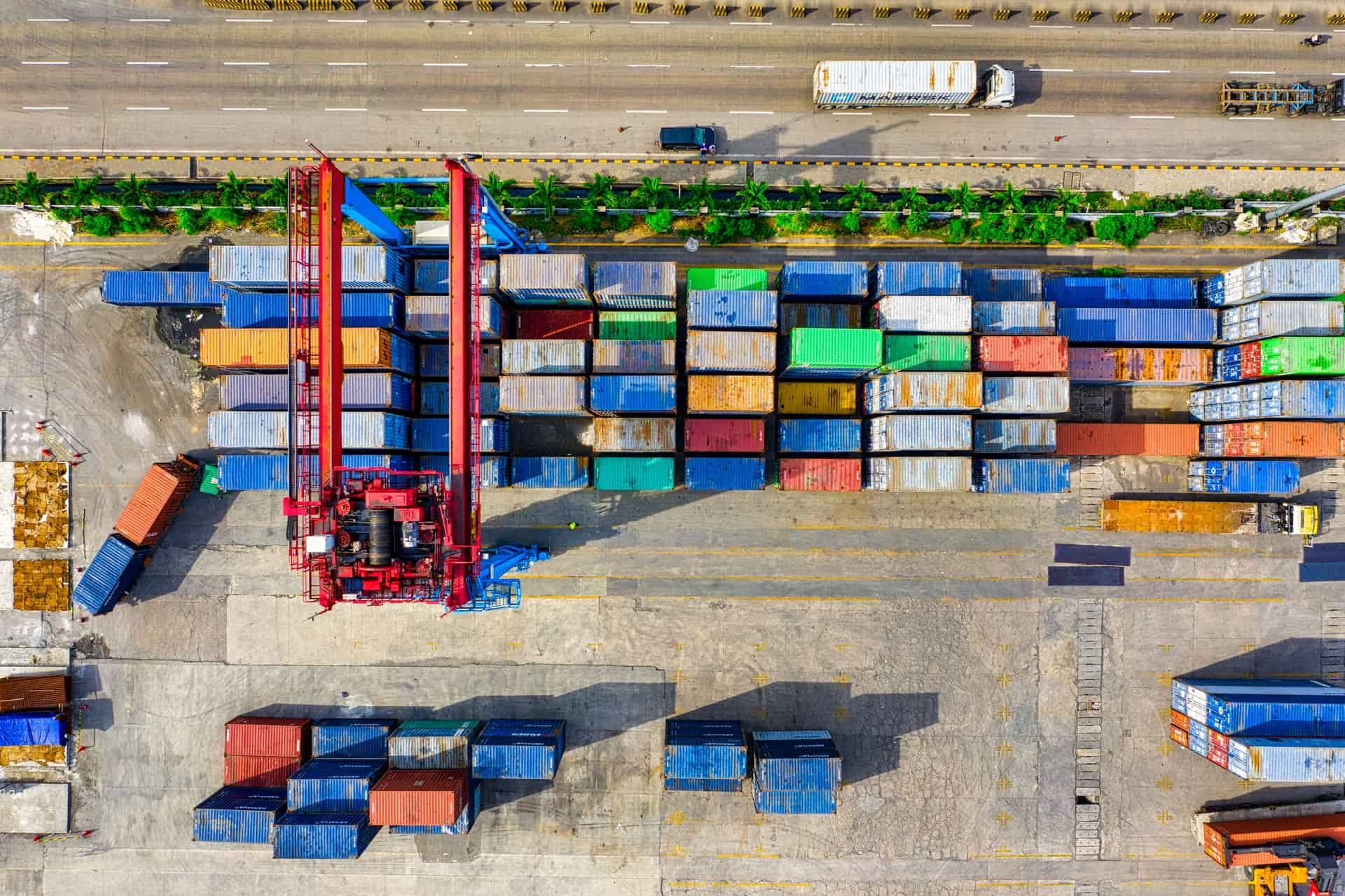 Imagem de um pátio com vários contêineres representando os modais de transporte