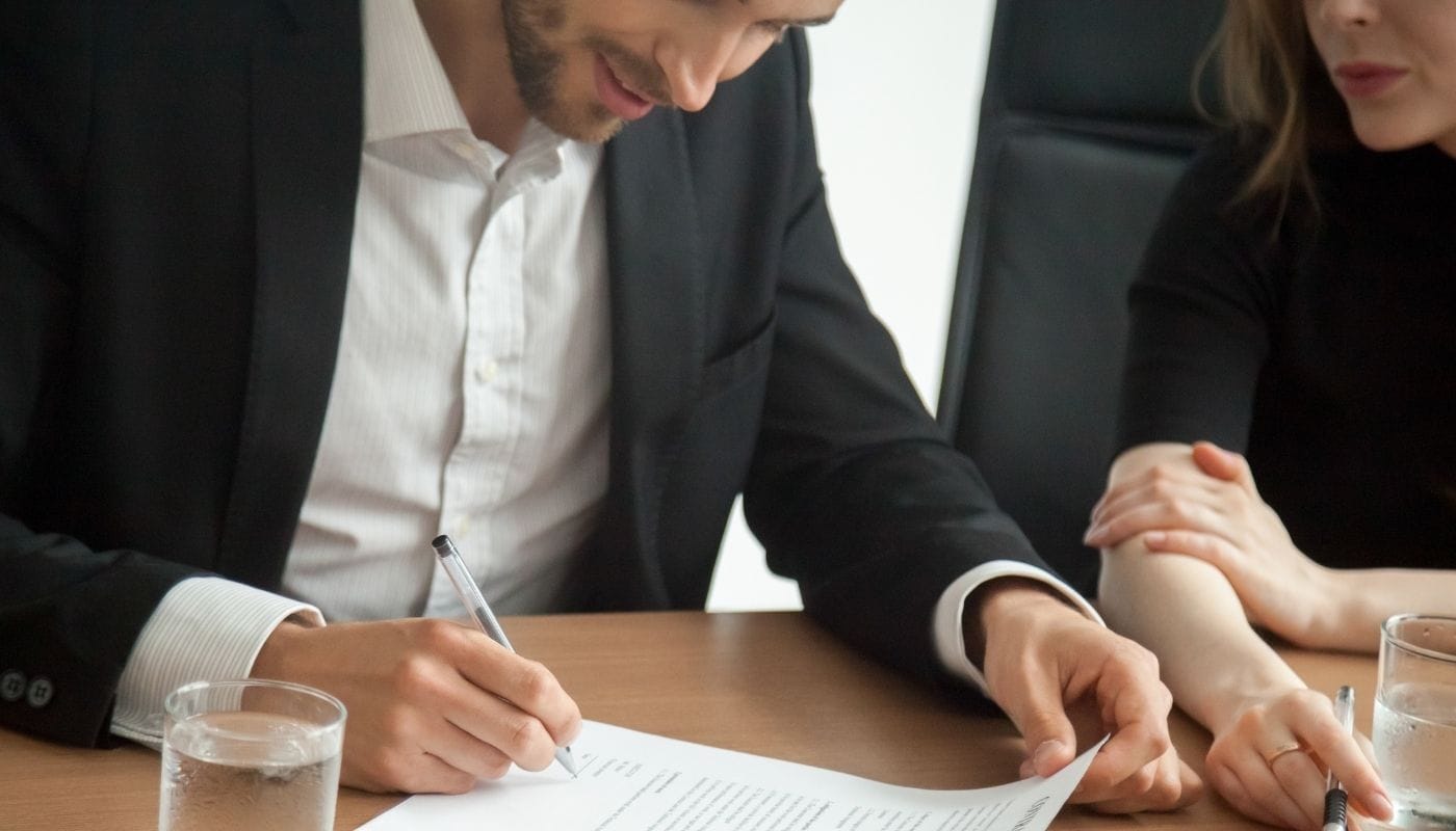 imagem de homem assinando ordem de serviço de uma empresa