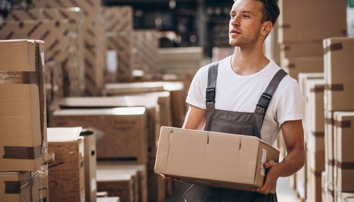 homem separando pedido em estoque após cálculo do otif da empresa