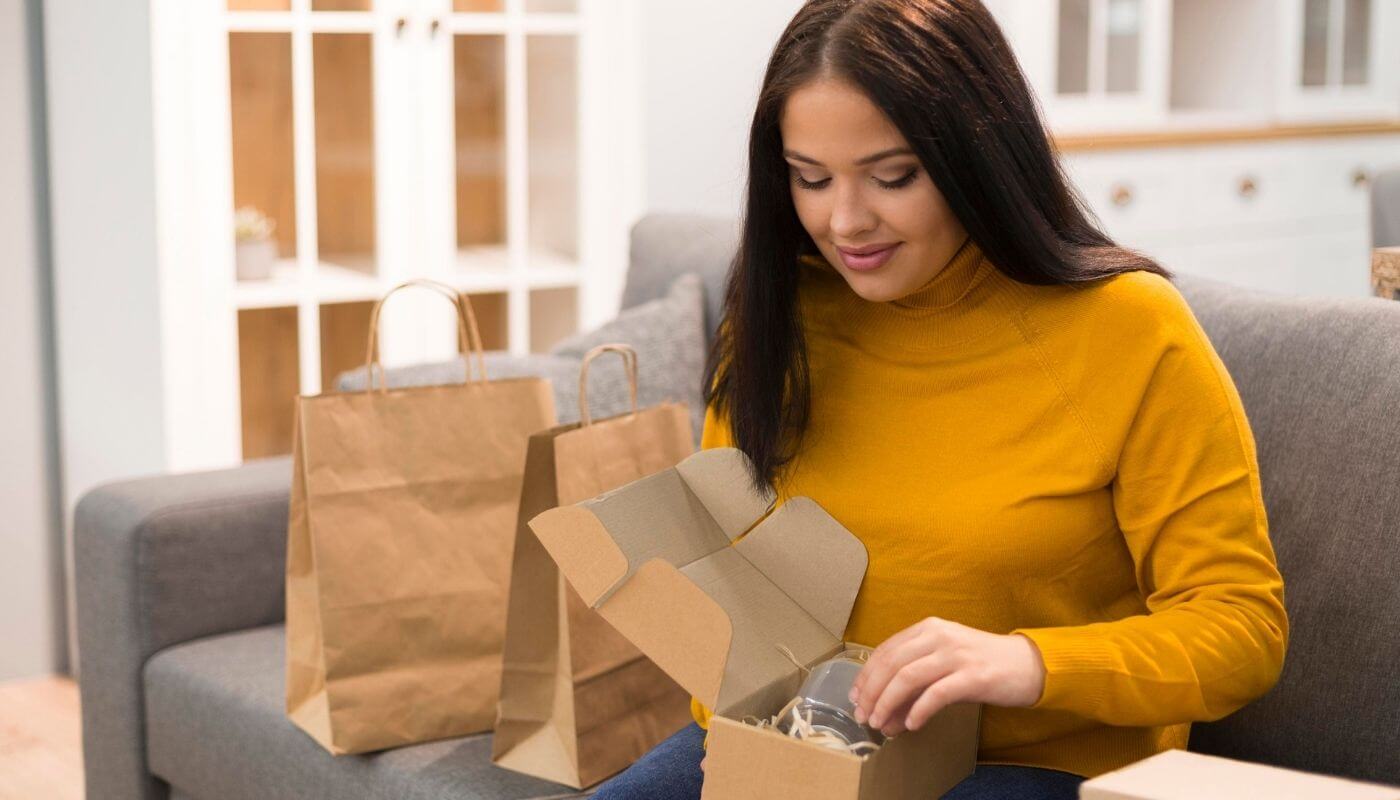 imagem de mulher fazendo unboxing de produto